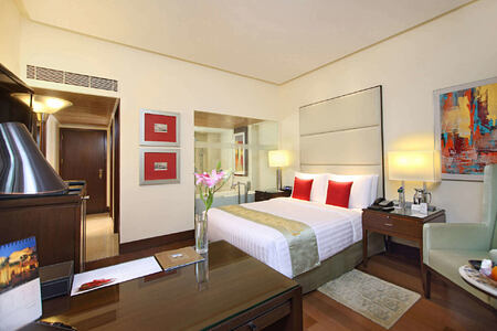 Deluxe Bedroom at The Oberoi Mumbai
