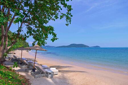 beach at amatara wellness resort thailand