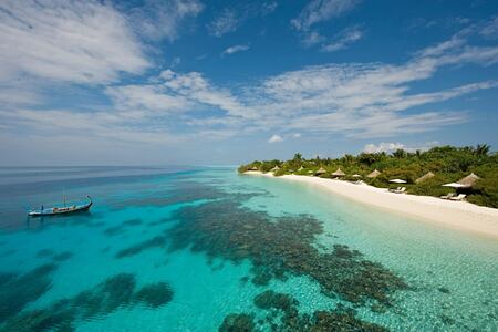 beach at Four Seasons Landaa Giraavaru hotel maldives