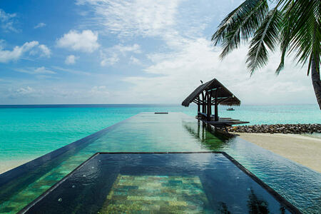 pool at reethi rah resort maldives