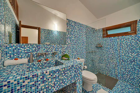 bathroom at shreyas hotel india
