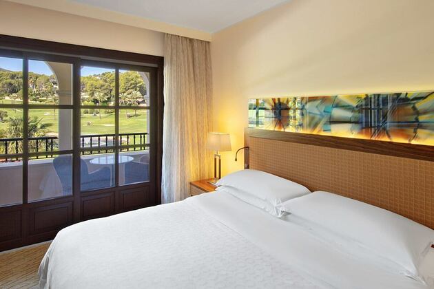 king-guestroom-at-sheraton-mallorca-golf-hotel