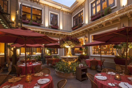 restaurant courtyard at hotel grano de oro costa rica