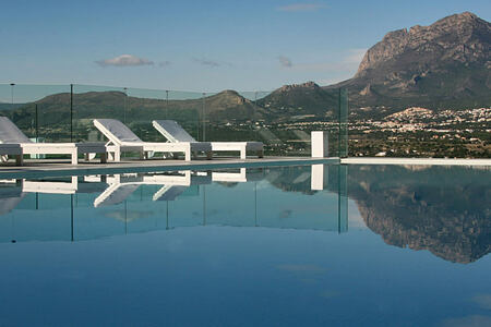 Infinity pool with mountain backdrop at SHA Wellness Spain