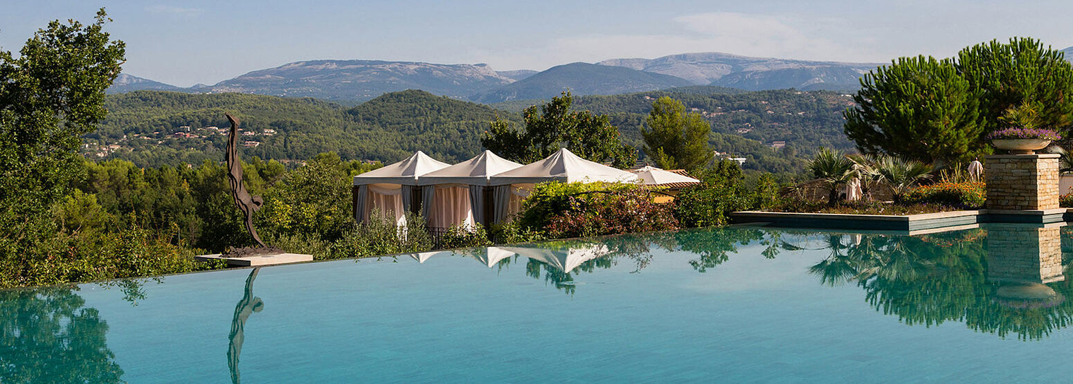 Infinity Pool with views at Terre Blanche Golf and Spa Resort France