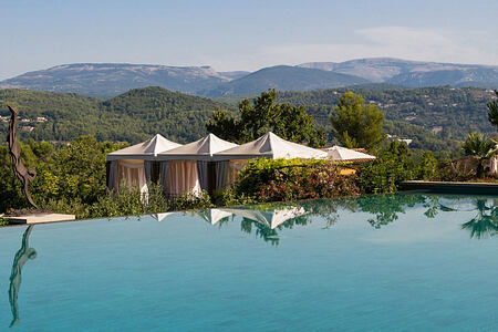 Infinity Pool with views at Terre Blanche Golf and Spa Resort France