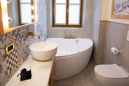 Bathroom 2 at Hotel Ambra Italy
