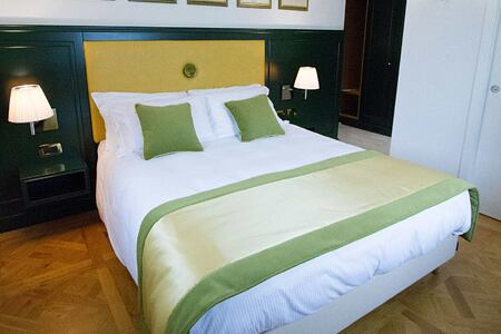 Green bed scarf Bedroom at Hotel Ambra Italy
