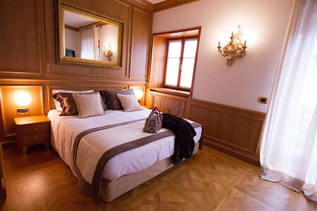 White and brown bed scarf Bedroom at Hotel Ambra Italy