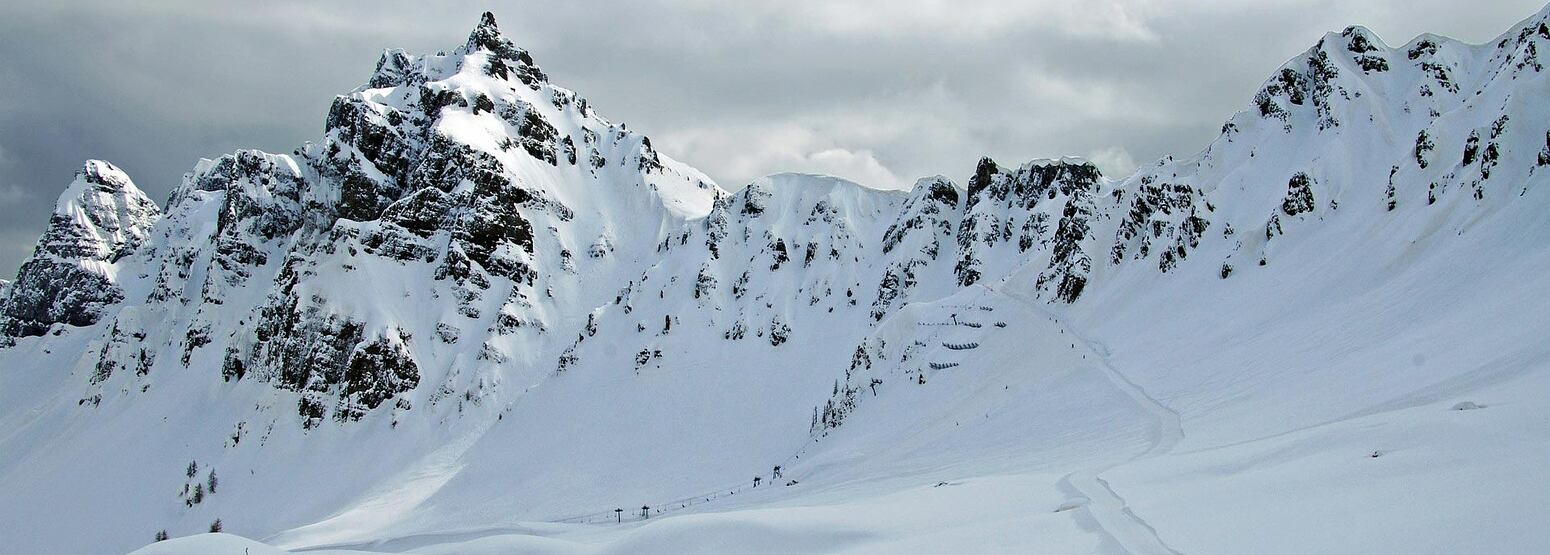 Mounatin scenery for off-piste luxury skiing at Padon Dolomites
