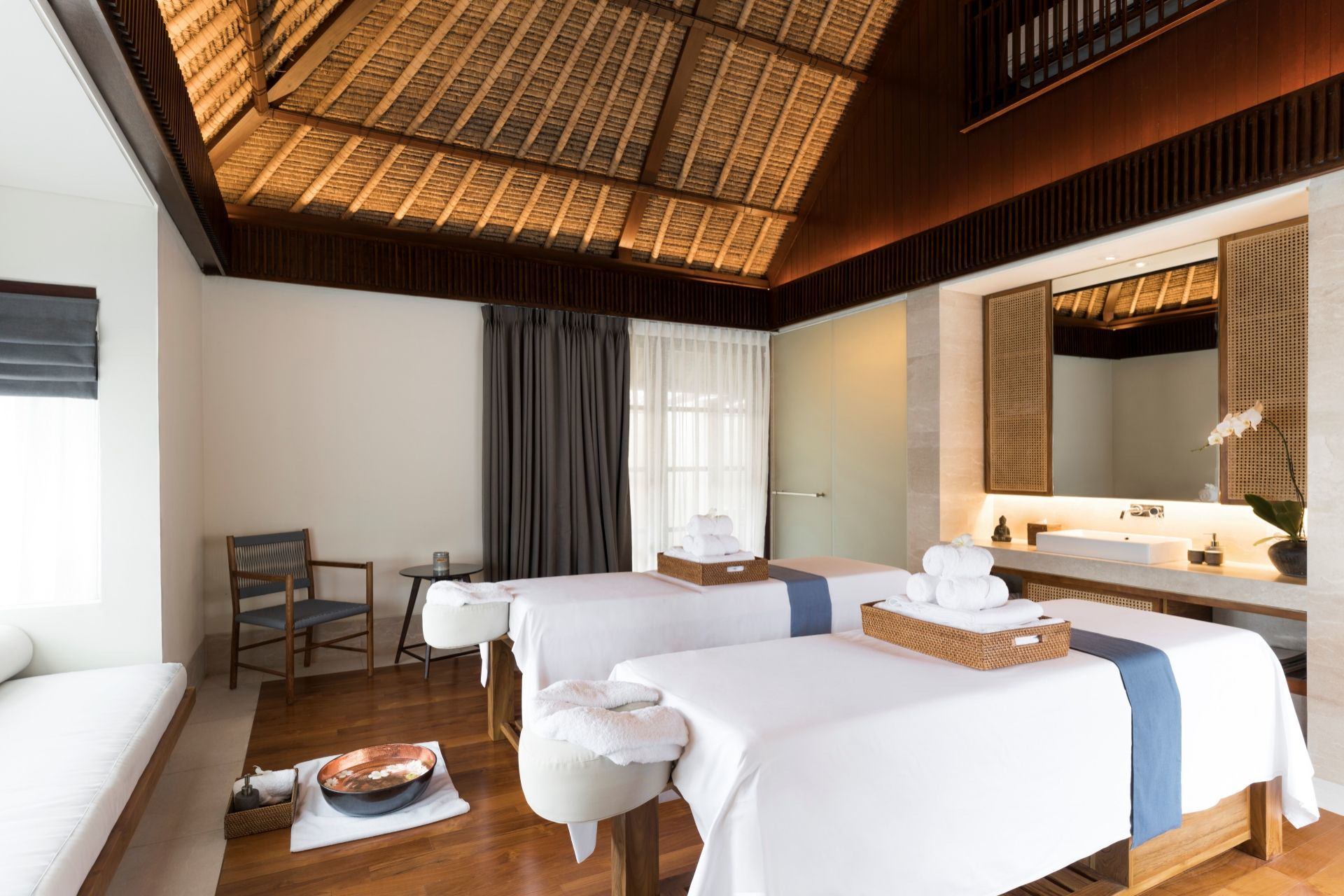 Revivo Bali Luxury Treatment room massage