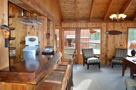 Bar and lounge at Farewell Harbor Lodge Canada